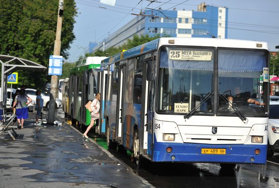 После салюта по уральской столице будут курсировать 60 автобусов. Фото: Владимир Мартьянов
