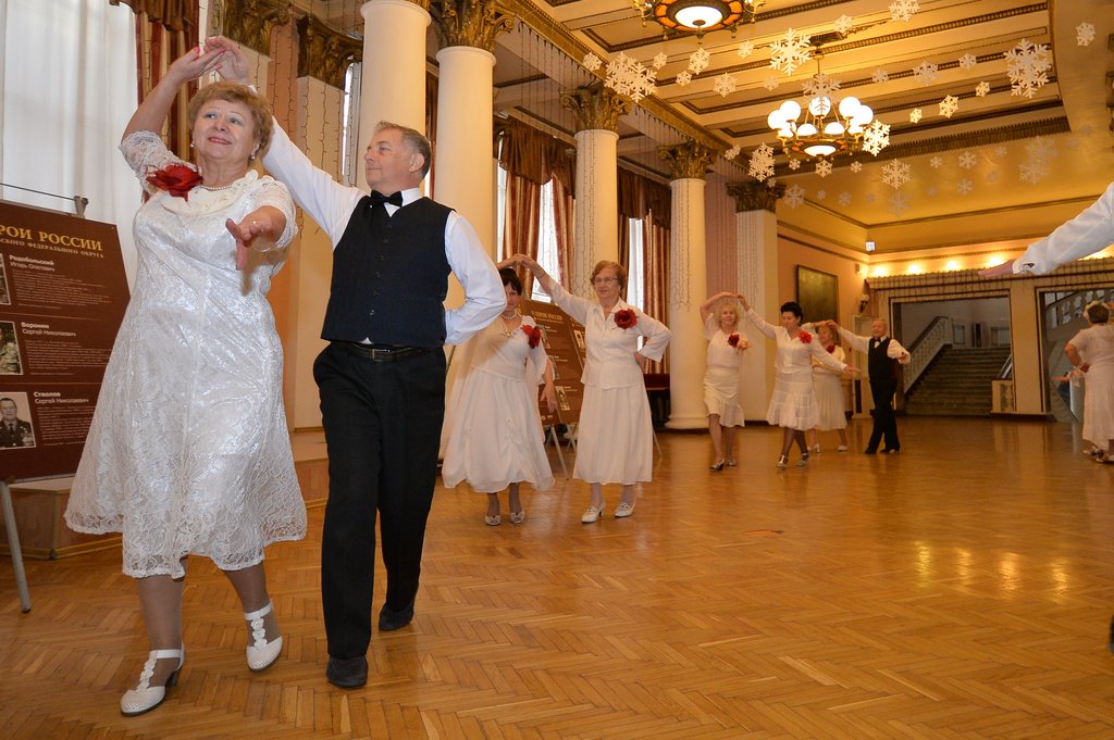 пенсионеры танцуют вальс