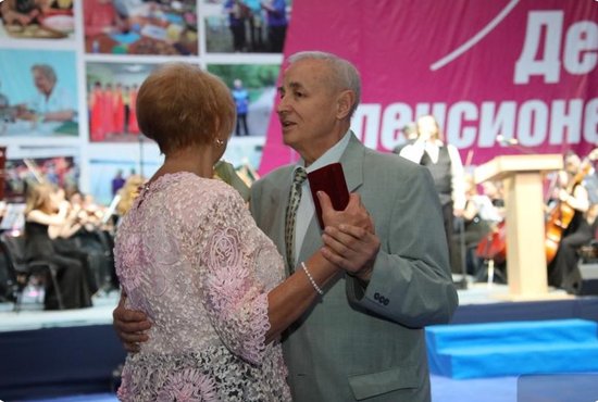 Знак отличия «Совет да любовь» вручается тем, кто прожил в браке 50 и более лет. Фото: департамент информполитики Свердловской области.