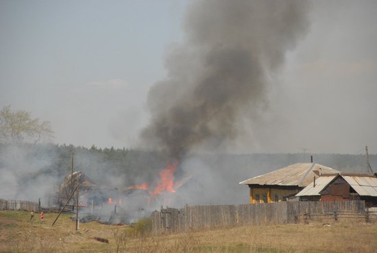 За ночь на Среднем Урале вспыхнули пять частных домов. Фото: Александр Зайцев