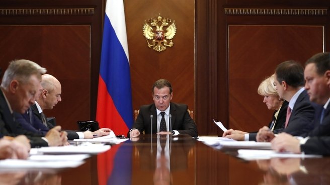 Дмитрий Медведев на совещании