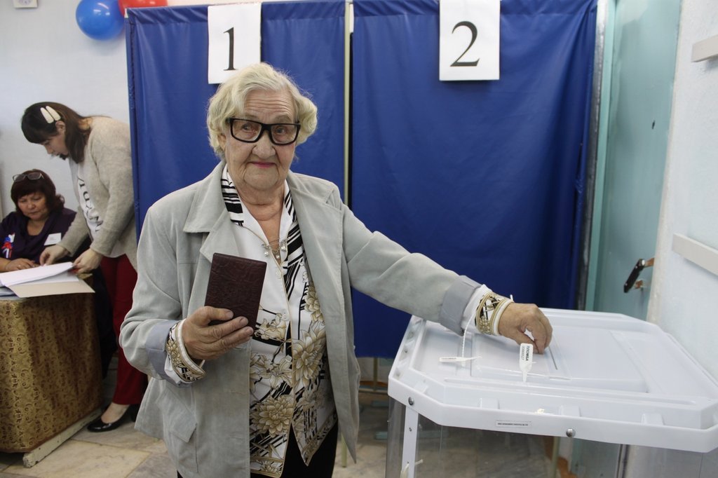 Бабушка голосует на выборах
