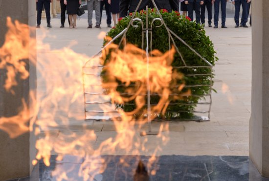 Уральцы возложили цветы к могиле третьего президента государства и к Вечному огню. Фото: департамент информполитики Свердловской области
