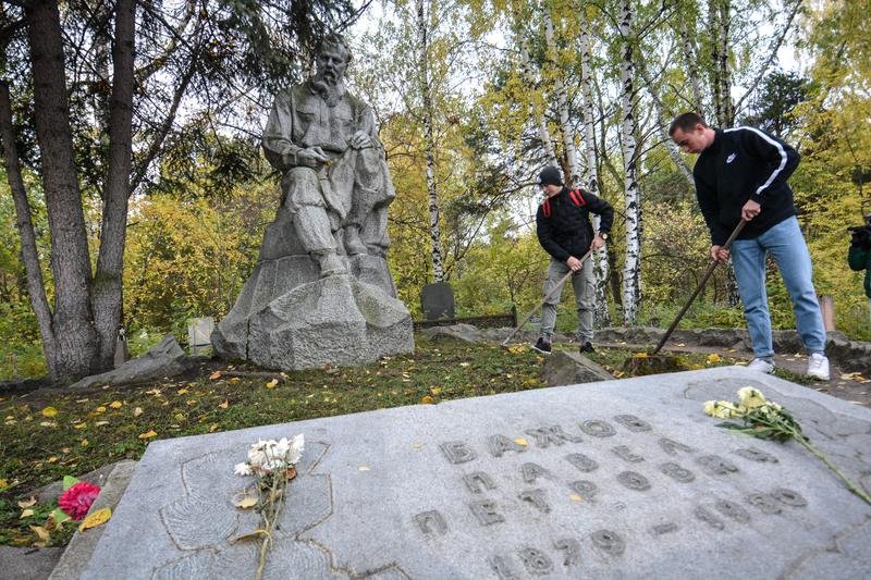 В ходе акции добровольцы смели листья с могилы Павла Бажова