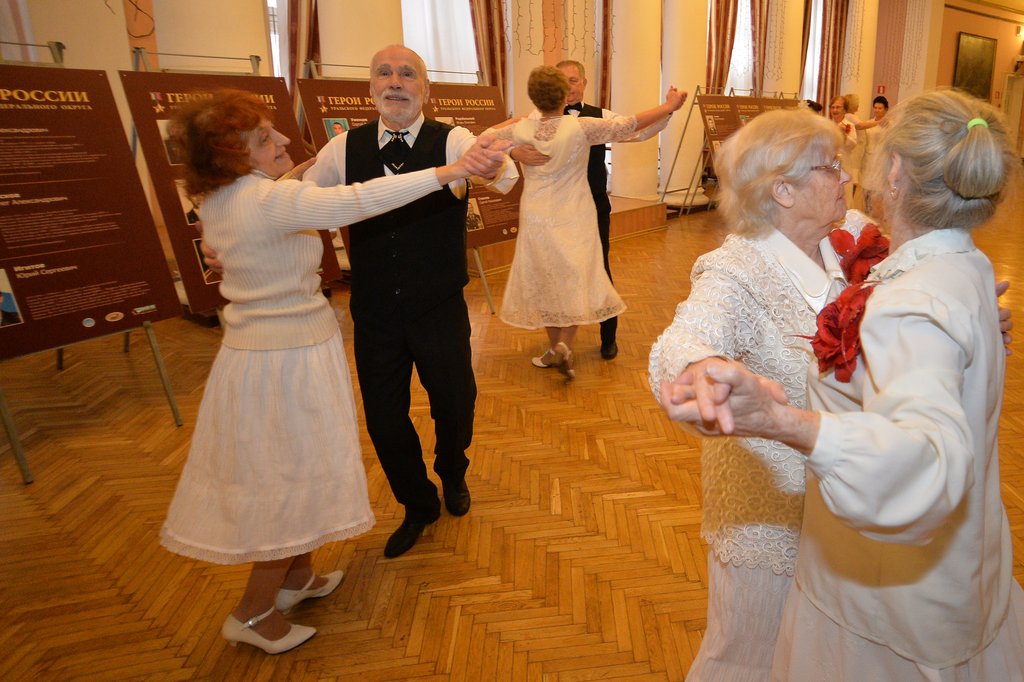 Танцующие пенсионеры