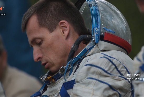 Прибывших сегодня космонавтов встретили с персиками и финиками. Фото: прямая трансляция «Роскосмоса»