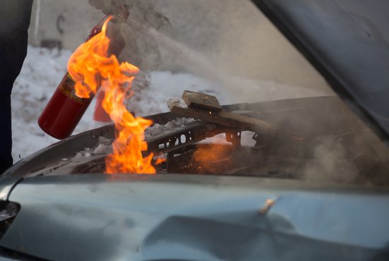 Установлено, что на площади 3 кв. м повреждён моторный отсек и кузов Volvo S80. Фото: Владимир Мартьянов