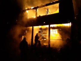 Спасатели тушат загоревшийся дом