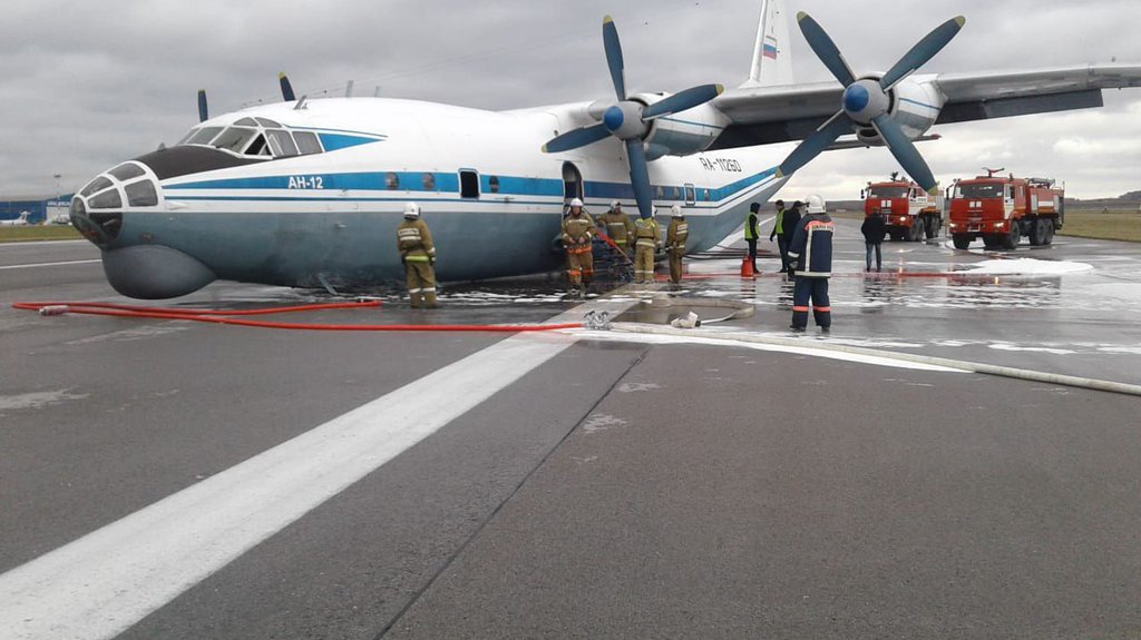 Видео и кадры с момента экстренной посадки военно-транспортного самолёта Ан-12 в Кольцово в Екатеринбурге быстро стали распространяться в соцсетях