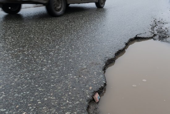 Дорога на улице 8 Марта в Артёмовском имеет выбоины и проломы, что создает угрозу безопасности дорожного движения. Фото: Александр Исаков