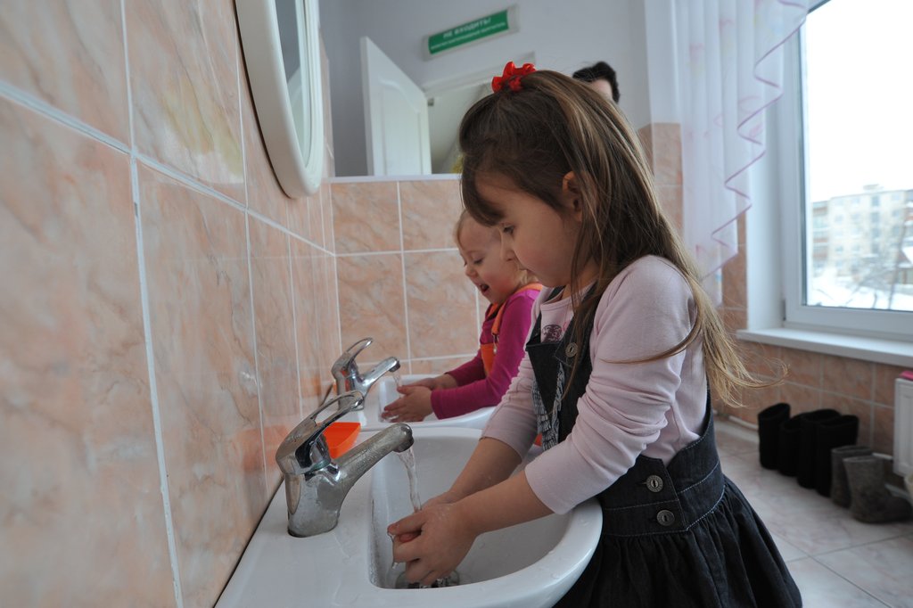 девочки моют руки