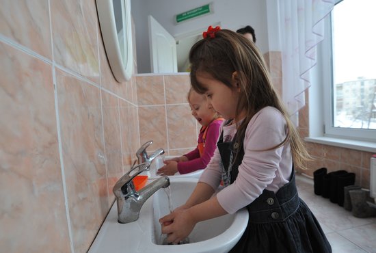 Чтобы уберечь себя от опасных заболеваний, важно правильно мыть руки. Фото: Алексей Кунилов