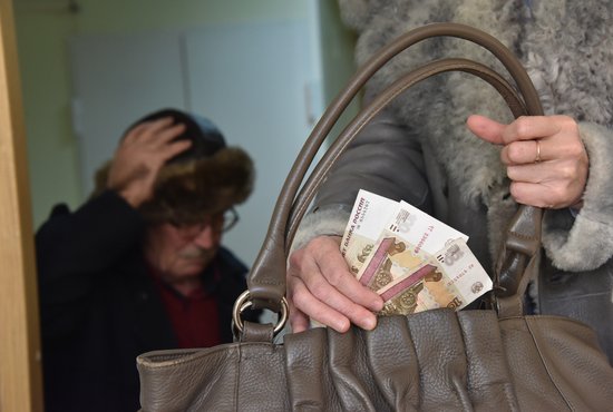 Самые низкие зарплаты в Свердловской области – у работников сферы образования (20,7 тыс. рублей). Фото: Алексей Кунилов