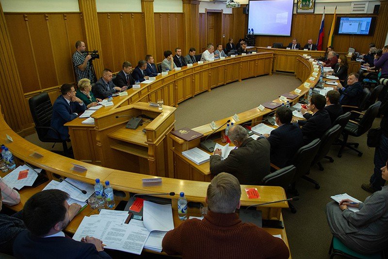 Депутаты Екатеринбургской городской думы оценили ход ремонта автомобильных дорог в уральской столице.