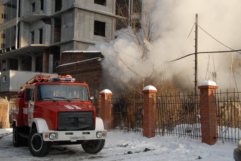 Пожарная машина у горящего дома