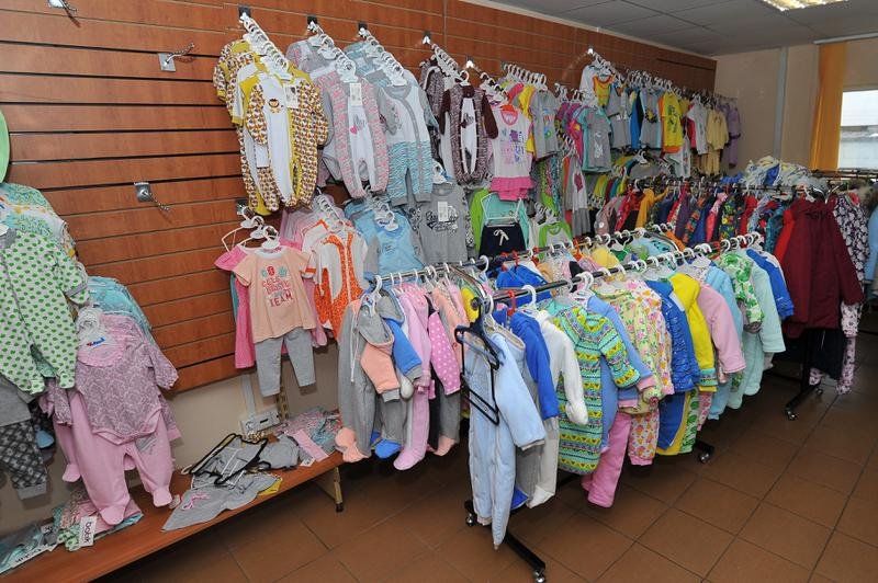 Почти половина детской одежды в Свердловской области реализуется с нарушением законодательства.