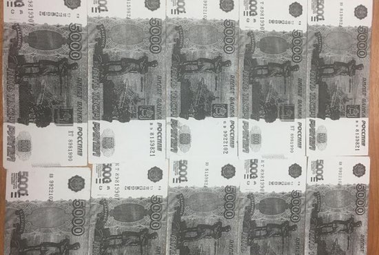 Чтобы поймать покупателя фальшивок, тюменские правоохранители сделали ксерокопии подделок и отправили их получателю посредством службы доставки. Фото: пресс-служба СКР по Свердловской области