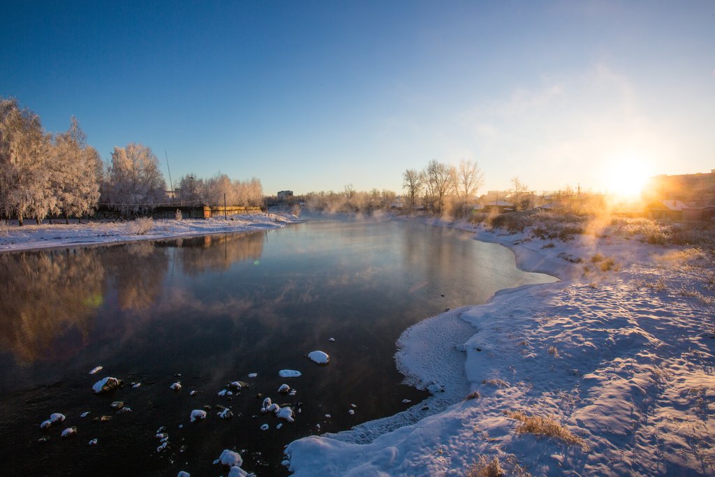 Образование льда на реке зимой