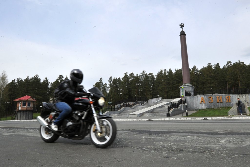 мотоциклист на фоне стеллы Европа - Азия