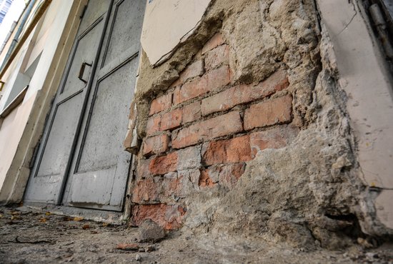 Фасады здания местами разрушены до кирпичного основания. Фото: Галина Соловьёва
