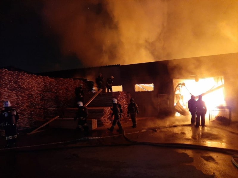 Спасатели тушат пожар на предприятии