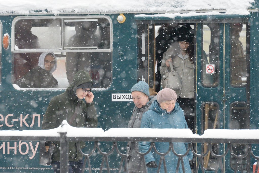 пассажиры трамвая, снегопад