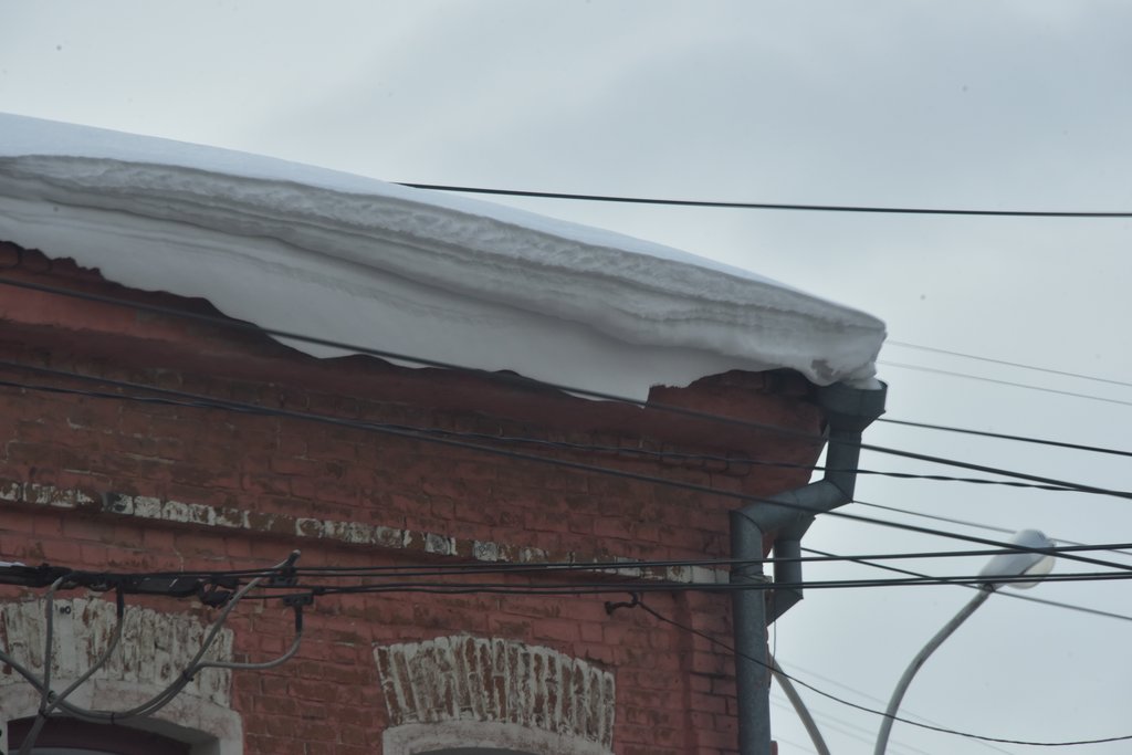 снег на крыше