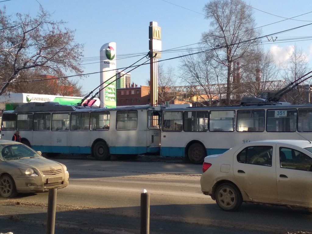 В Екатеринбурге столкнулись два троллейбуса маршрута №7.