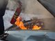 В результате пожара на площади 4 кв. м оказались повреждены моторный отсек и салон автомобиля Mazda 6. Фото: Владимир Мартьянов