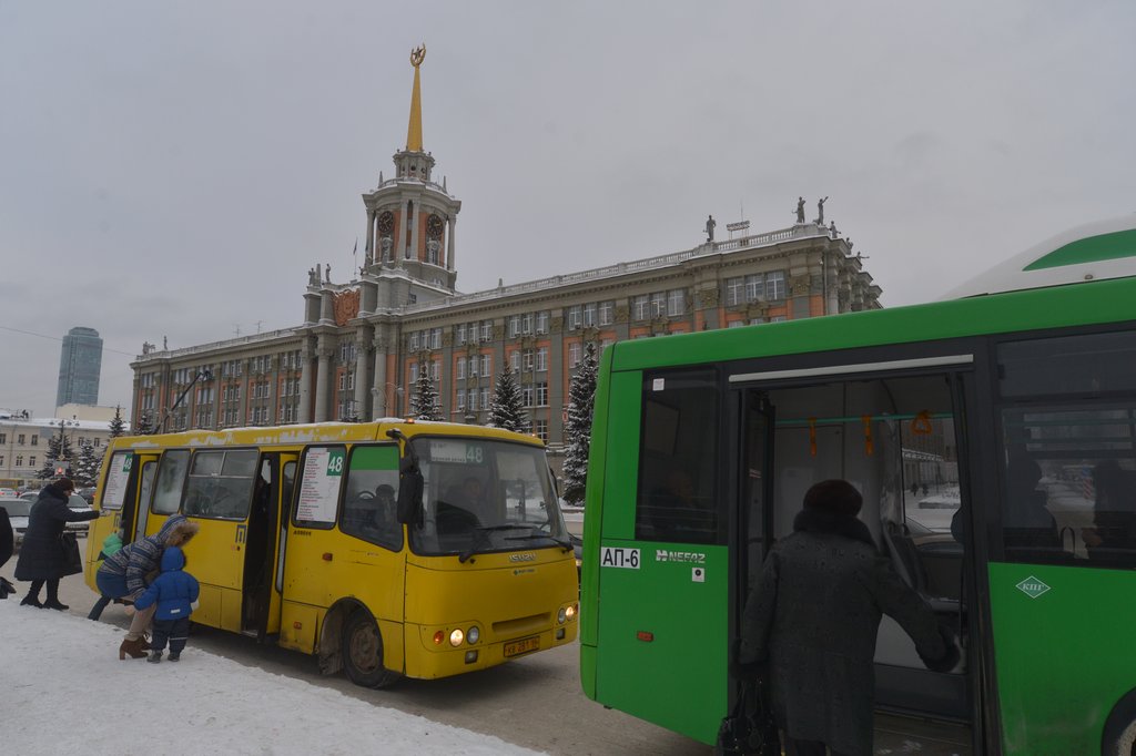 Автобусы на остановке напротив мэрии Екатеринбурга