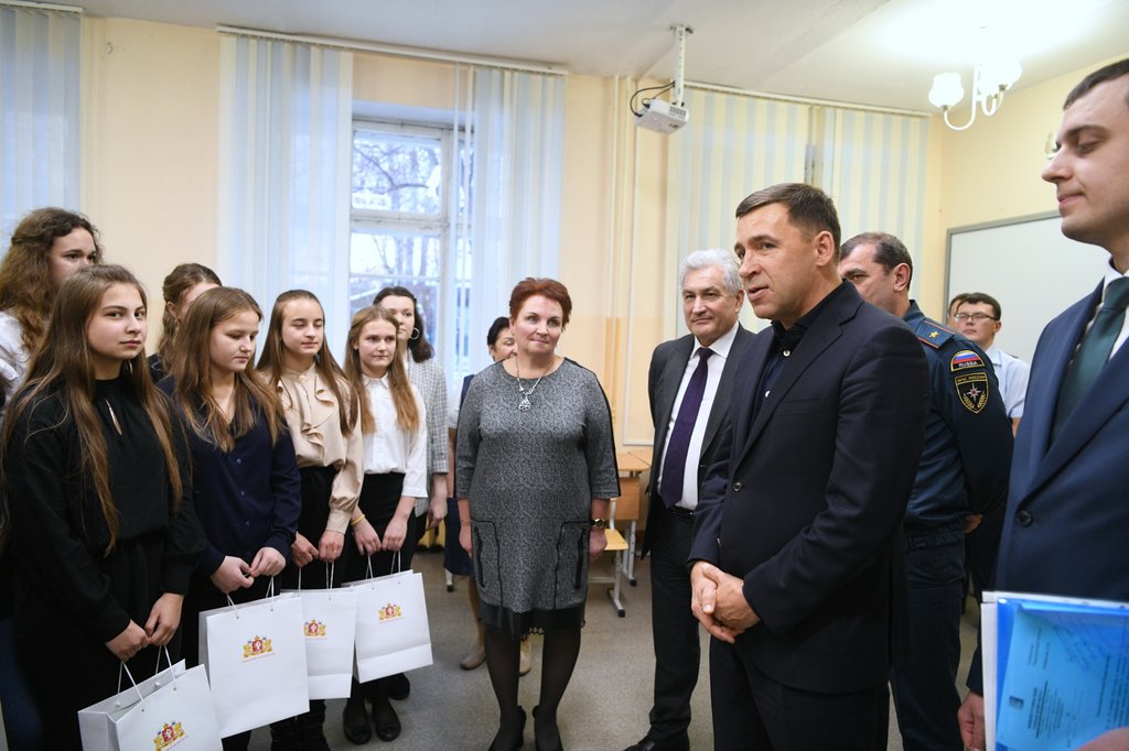 Евгений Куйвашев во время встречи с учениками