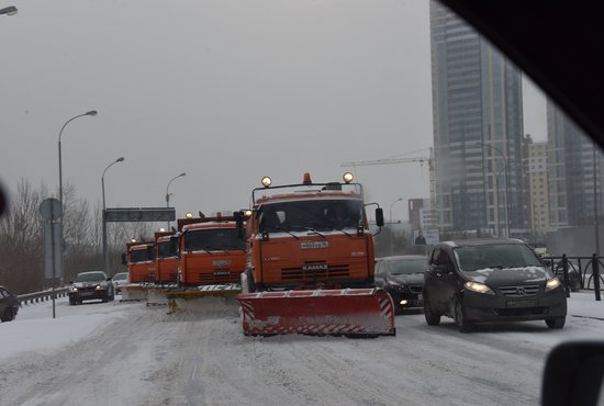Сегодня днём очищать город будут 459 дорожных рабочих и 164 единиц спецтехники. Фото: Алексей Кунилов