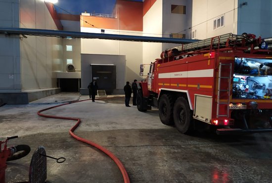 До прибытия пожарных машин из торгового центра "Пекин" эвакуировались 600 человек. Фото: пресс-служба ГУ МЧС России по Свердловской области