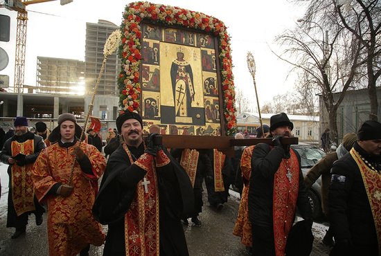 Во главе крестного хода была пронесена икона великомученицы Екатерины. Фото: пресс-служба Екатеринбургской епархии