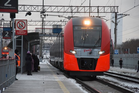 Поезда из соседних регионов прибыли в Екатеринбург почти одновременно — в 11:43 и в 11:49. Фото: Алексей Кунилов