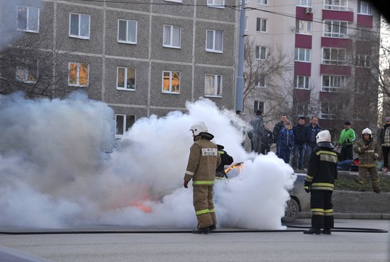 Спасатели справились с огнём в течение двух минут, однако автомобиль спасти не удалось. Фото: Павел Ворожцов