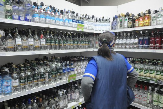 Минимальная розничная цена бутылки водки объёмом 0,5 л в магазинах вырастет на 15 рублей. Фото: Алексей Кунилов