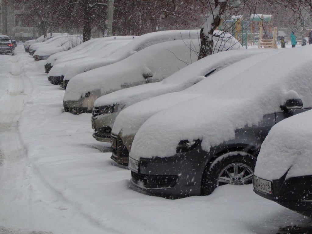 На Екатеринбург и область обрушился сильнейший снегопад.