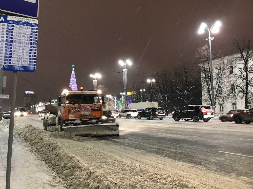 В мэрии Екатеринбурга рассказали, как в городе идёт борьба с последствиями сильного снегопада.