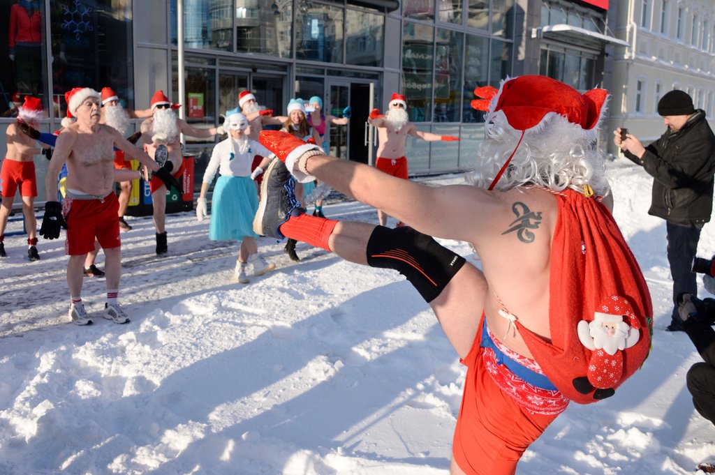 Закалённые Деды Морозы сделали зарядку на ул. Вайнера в Екатеринбурге