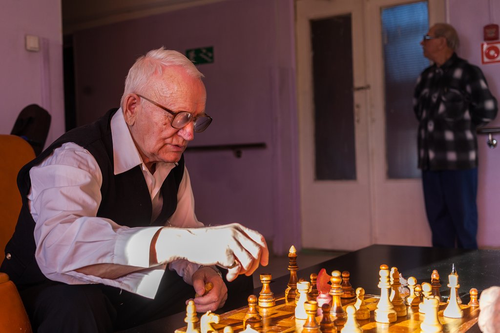 пенсионер играет в шахматы
