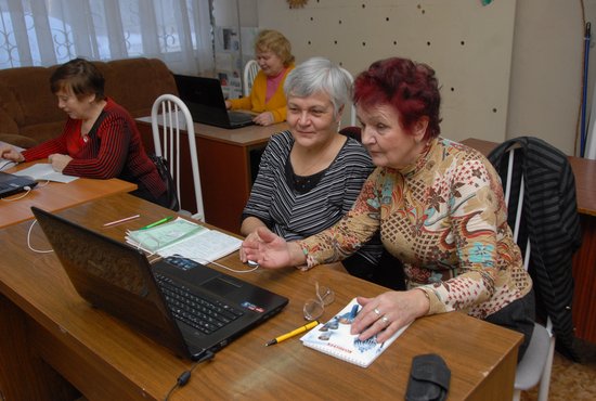 Пенсионеры стали чаще сидеть в Интернете. Фото: Александр Зайцев