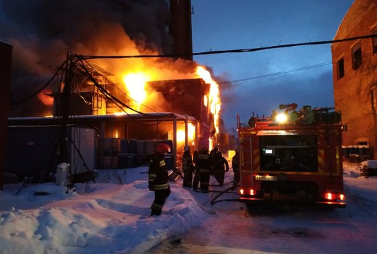 По предварительным данным, огонь вспыхнул на втором этаже двухэтажного административного здания. Фото: пресс-служба ГУ МЧС по Свердловской области