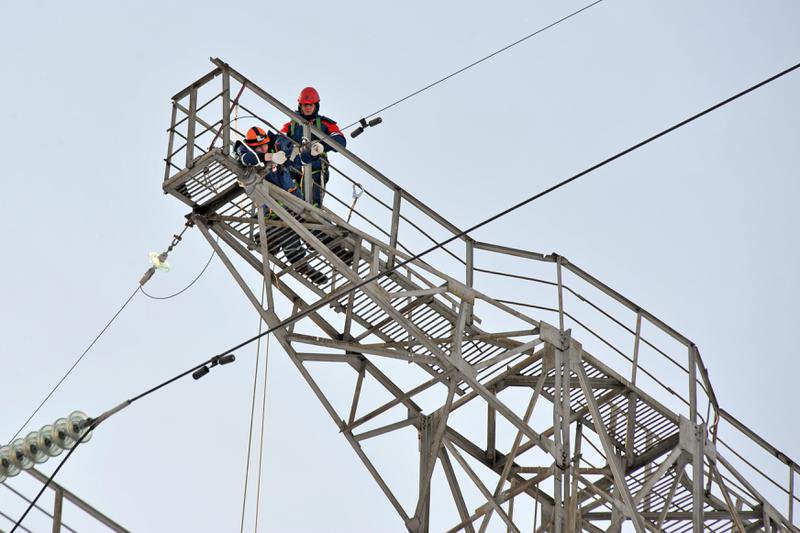 Энергетики отремонтировали 10 километров высоковольтной линии, которая питает посёлки Пильная и Самстрой.