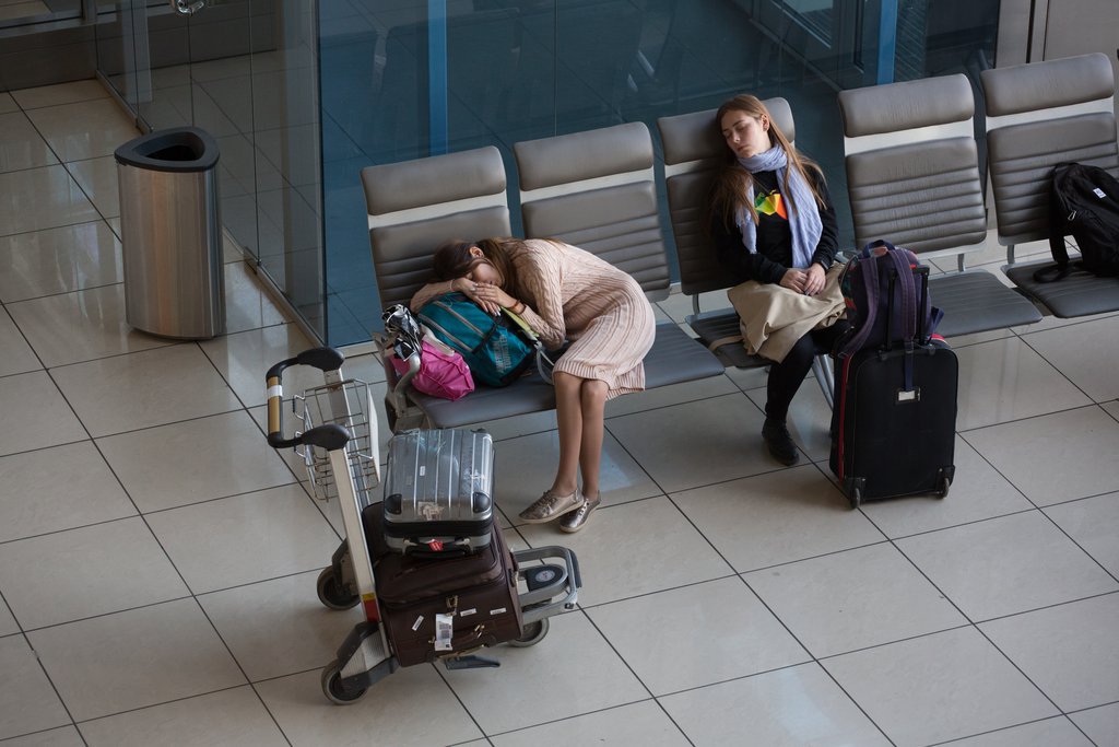 Пассажиры в зале ожидания аэропорта
