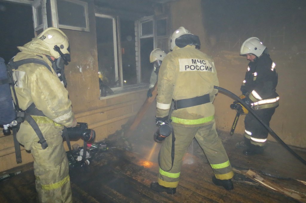 Спасатели тушат пожар в доме