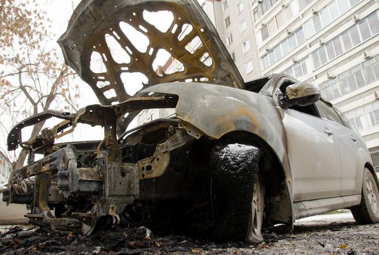 У обоих автомобилей на Уктусе в результате пожара оказались повреждены моторные отсеки. Фото: Павел Ворожцов