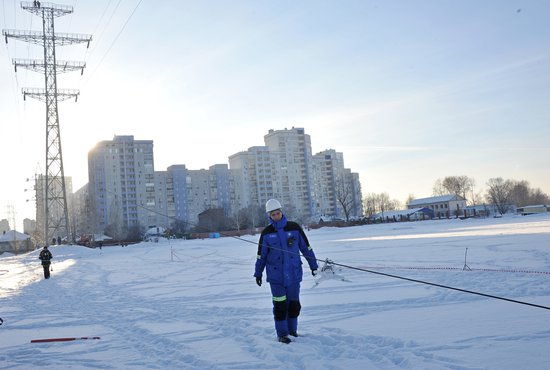 В Верхней Салде энергетики реконструируют воздушную линию электропередачи в Молодёжном посёлке. Фото: Павел Ворожцов