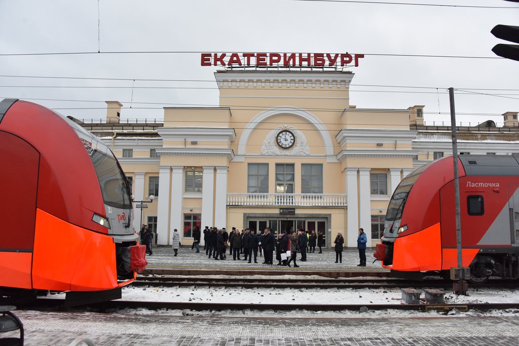 Поезда на вокзале в Екатеринбурге