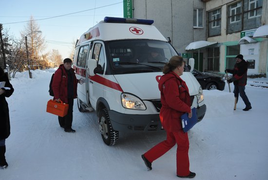 Медики и приехавшая скорая не смогли спасти ни пациентку, ни ребёнка. Фото: Алексей Кунилов
